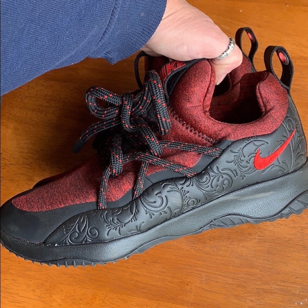 NEW NIKE SNEAKERS. Cool design and detail!